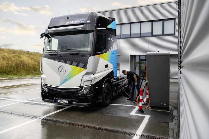 Der eActros LongHaul: Seine LFP-Akkus lassen sich an Ladesäulen mit rund einem Megawatt Leistung in weniger als 30 min von 20 auf 80% aufladen. | Foto: Daimler Truck AG Der eActros LongHaul: Seine LFP-Akkus lassen sich an Ladesäulen mit rund einem Megawatt Leistung in weniger als 30 min von 20 auf 80% aufladen. | Foto: Daimler Truck AG