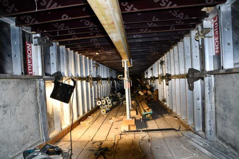 Wenig Platz zum Arbeiten: Im geschlossenen Brückenüberbau mussten die Bauarbeiter die Formlehren, die Deckenschalung und die NOE Alu L entfernen. Da hilft es, dass die Schalung so leicht ist. | Foto: NOE Schaltechnik Wenig Platz zum Arbeiten: Im geschlossenen Brückenüberbau mussten die Bauarbeiter die Formlehren, die Deckenschalung und die NOE Alu L entfernen. Da hilft es, dass die Schalung so leicht ist. | Foto: NOE Schaltechnik