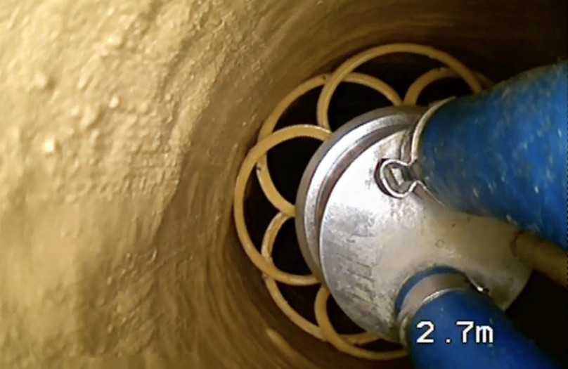 Mehrere Schichten Harz werden im Rohrinneren aufgetragen. Der schlaufenartige Spacer (Abstandshalter) positioniert den Sprühkopf stets in der Mitte. | Foto: Tubus System Mehrere Schichten Harz werden im Rohrinneren aufgetragen. Der schlaufenartige Spacer (Abstandshalter) positioniert den Sprühkopf stets in der Mitte. | Foto: Tubus System