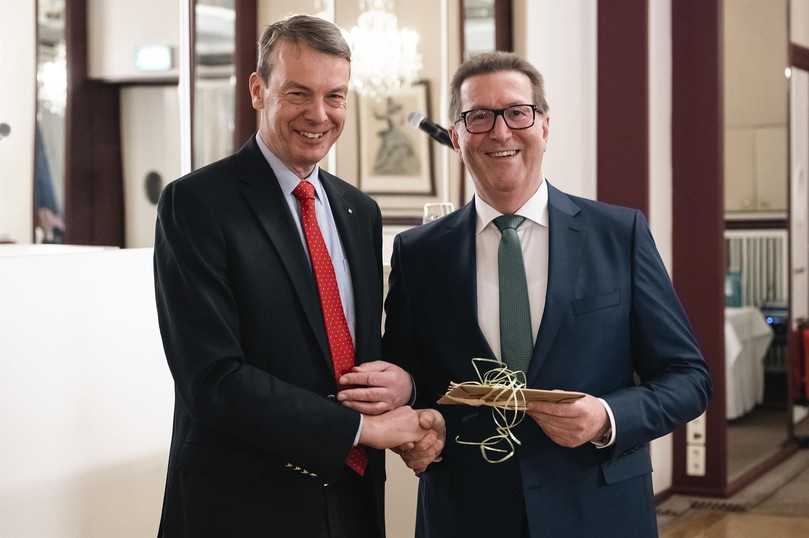 BGL-Präsident Lutze von Wurmb (li.) dankt Dr. Robert Kloos und verabschiedet ihn zum 1. März 2023 in den Ruhestand | Foto: Martin Rottenkolber/BGL BGL-Präsident Lutze von Wurmb (li.) dankt Dr. Robert Kloos und verabschiedet ihn zum 1. März 2023 in den Ruhestand | Foto: Martin Rottenkolber/BGL