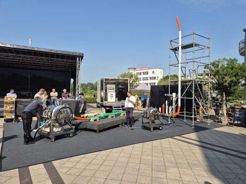 Bei den praktischen Vorführungen installierte RS Technik Liner in eine Fallleitung und in eine Rohrleitung mit Dimensionswechsel. | Foto: A. zu Eulenburg Bei den praktischen Vorführungen installierte RS Technik Liner in eine Fallleitung und in eine Rohrleitung mit Dimensionswechsel. | Foto: A. zu Eulenburg