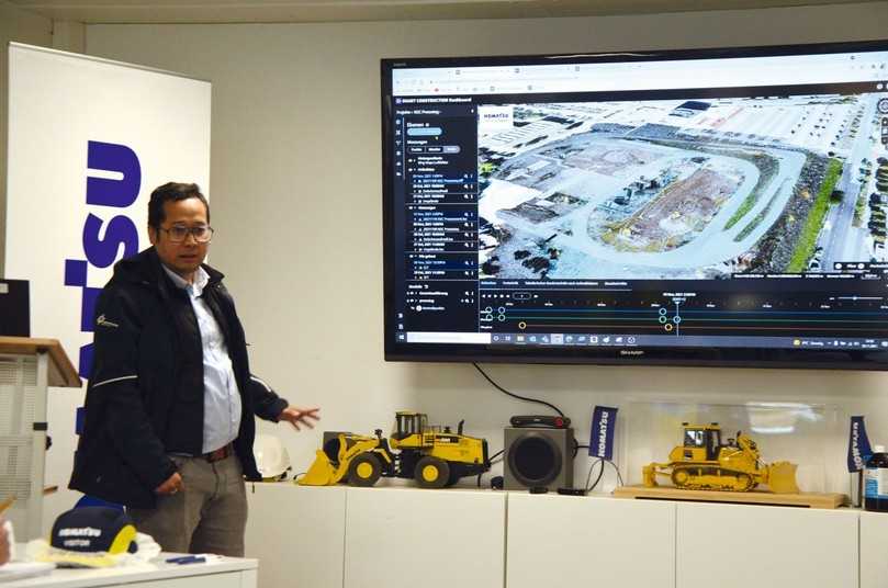Komatsu-Smart-Construction-Experte Tito Prianggana zeigt, wie das digitale Bauen der Zukunft mit Smart Construction aussieht. In der Funktion „Dashboard“ können Urgelände, Soll und Bauzustand visualisiert und so der Baufortschritt verfolgt werden. | Foto: B_I MEDIEN Komatsu-Smart-Construction-Experte Tito Prianggana zeigt, wie das digitale Bauen der Zukunft mit Smart Construction aussieht. In der Funktion „Dashboard“ können Urgelände, Soll und Bauzustand visualisiert und so der Baufortschritt verfolgt werden. | Foto: B_I MEDIEN