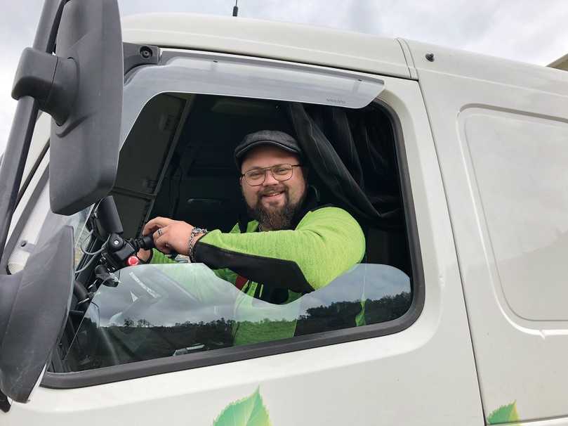 Robin Ytterdal hat die sanfte, leise und komfortable Fahrweise schätzen gelernt und will den E-Volvo nicht mehr hergeben. | Foto: Volvo Trucks Robin Ytterdal hat die sanfte, leise und komfortable Fahrweise schätzen gelernt und will den E-Volvo nicht mehr hergeben. | Foto: Volvo Trucks