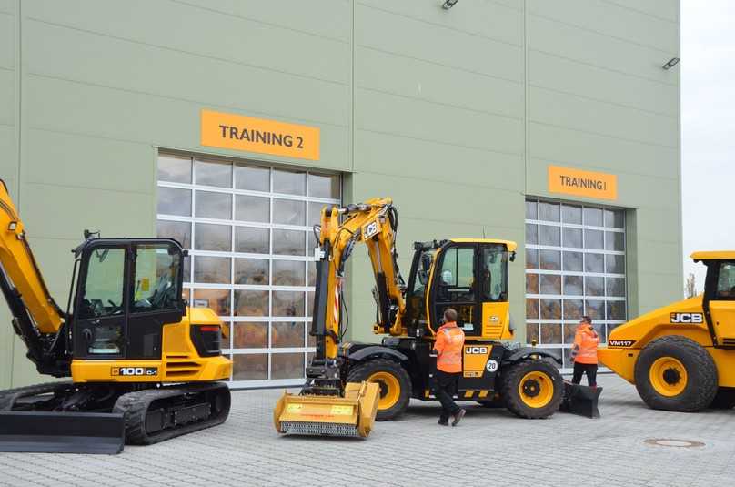 JCB schult zurzeit 500 Servicemitarbeiter pro Jahr. Die neuen Trainingshallen in Frechen sollen die Bedingungen hierfür deutlich verbessern und langfristig auch JCB-Monteuren aus anderen europäischen Ländern zur Verfügung stehen. | Foto: B_I JCB schult zurzeit 500 Servicemitarbeiter pro Jahr. Die neuen Trainingshallen in Frechen sollen die Bedingungen hierfür deutlich verbessern und langfristig auch JCB-Monteuren aus anderen europäischen Ländern zur Verfügung stehen. | Foto: B_I