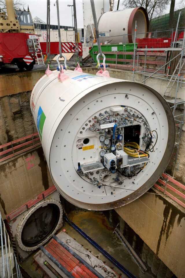 Einheben des 120 t schweren Bohrkopfes in die Baugrube | Foto: Sonntag Baugesellschaft mbH & Co. KG Einheben des 120 t schweren Bohrkopfes in die Baugrube | Foto: Sonntag Baugesellschaft mbH & Co. KG