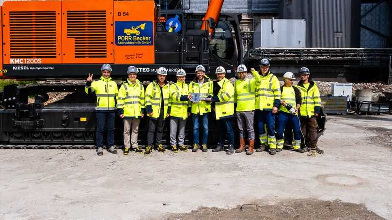 Schlüsselübergabe im Sommer 2024: Vertreter der Kiesel GmbH und Kiesel Austria GmbH mit der Mannschaft der Porr Becker Abbruchtechnik GmbH auf dem Kraftwerksgelände in Voerde. | Foto: Kiesel Schlüsselübergabe im Sommer 2024: Vertreter der Kiesel GmbH und Kiesel Austria GmbH mit der Mannschaft der Porr Becker Abbruchtechnik GmbH auf dem Kraftwerksgelände in Voerde. | Foto: Kiesel