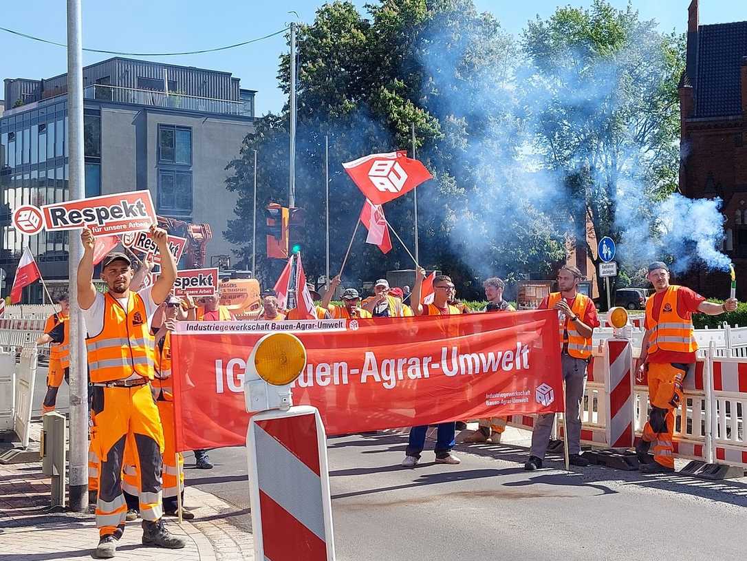 Tarifkonflikt im Baugewerbe: Spaltung im Arbeitgeberlager Tarifkonflikt im Baugewerbe: Spaltung im Arbeitgeberlager