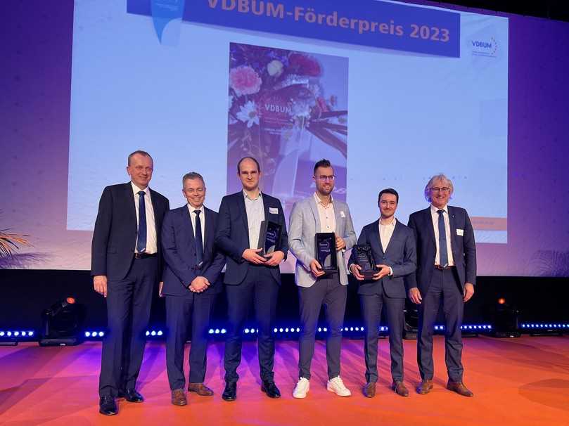 VDBUM-Präsident Peter Guttenberger (rechts) mit den Vorstandsmitglieder Dirk Bennje (von links) und Professor Jan Scholten sowie den Gewinnern des VDBUM-Förderpreises 2023 Steven Mac Nelly von Benninghoven, Daniel Wild von der Max Wild GmbH und Maximilian Schöberl von der TU München. | Foto: VDBUM VDBUM-Präsident Peter Guttenberger (rechts) mit den Vorstandsmitglieder Dirk Bennje (von links) und Professor Jan Scholten sowie den Gewinnern des VDBUM-Förderpreises 2023 Steven Mac Nelly von Benninghoven, Daniel Wild von der Max Wild GmbH und Maximilian Schöberl von der TU München. | Foto: VDBUM
