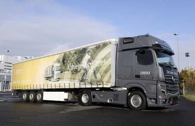 Mercedes Benz treibt die aktive Lkw-Sicherheit auch mit großflächiger Werbung an Vorführfahrzeugen voran. Mercedes Benz treibt die aktive Lkw-Sicherheit auch mit großflächiger Werbung an Vorführfahrzeugen voran.