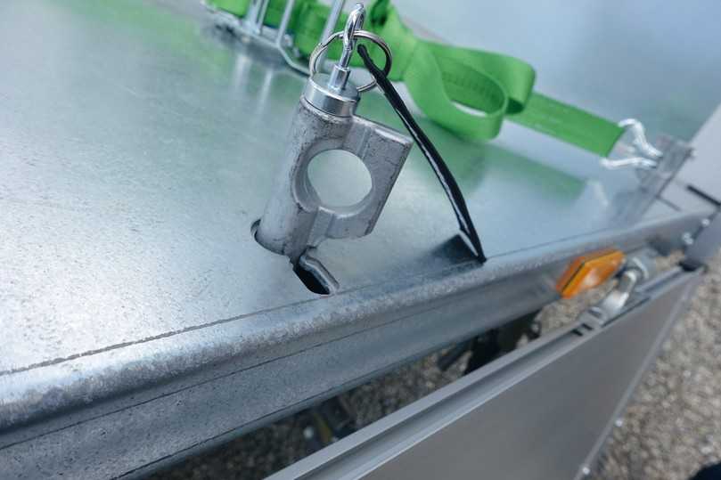 Patentiertes Ladungssicherungssystem Spinlock mit Topfmagnet inklusive Schlüsselanhänger zum Herausziehen der Zurrpins. | Foto: bs Patentiertes Ladungssicherungssystem Spinlock mit Topfmagnet inklusive Schlüsselanhänger zum Herausziehen der Zurrpins. | Foto: bs