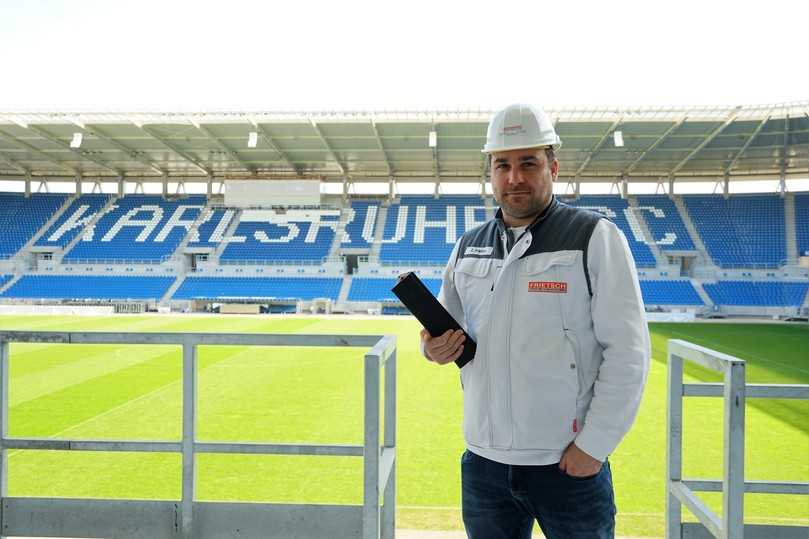 Stukkateurmeister Christopher Frietsch im Karlsruher Wildpark-Stadion: Mit dem Bauroboter "Jaibot" hat er den auch zeitlich sehr sportlichen Auftrag entspannt erledigt. | Foto: Hilti Deutschland AG Stukkateurmeister Christopher Frietsch im Karlsruher Wildpark-Stadion: Mit dem Bauroboter "Jaibot" hat er den auch zeitlich sehr sportlichen Auftrag entspannt erledigt. | Foto: Hilti Deutschland AG