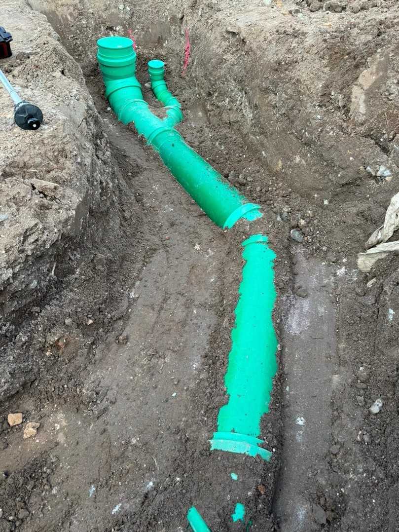 Durchaus eine Herausforderung: der Einbau des Rohrsystems in teils felsigem Baugrund | Foto: Gebr. Ostendorf Kunststoffe Durchaus eine Herausforderung: der Einbau des Rohrsystems in teils felsigem Baugrund | Foto: Gebr. Ostendorf Kunststoffe