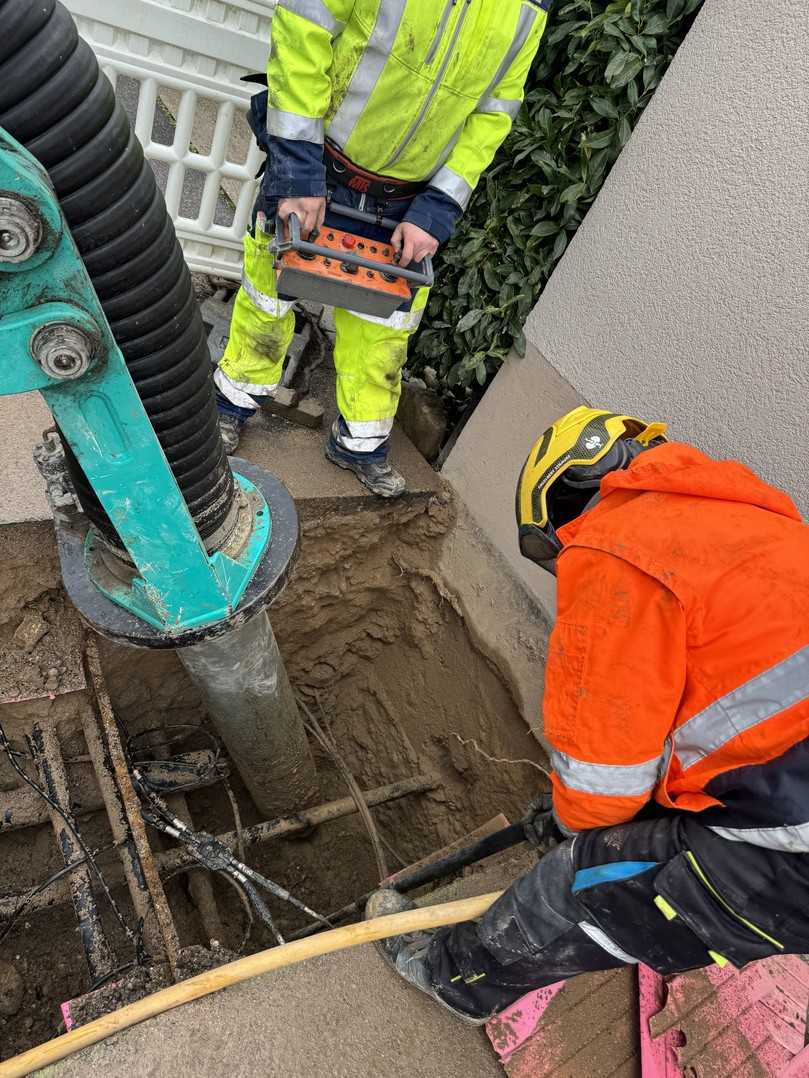 Zum Absaugen lockern die Mitarbeiter von Saugbagger Hochrhein das Erdreich mit einem Druckluftspaten. | Foto: MTS Mobile Tiefbau Saugsysteme Zum Absaugen lockern die Mitarbeiter von Saugbagger Hochrhein das Erdreich mit einem Druckluftspaten. | Foto: MTS Mobile Tiefbau Saugsysteme