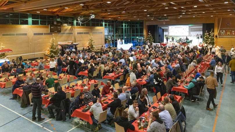 Hunderte Mitarbeiter und Mitarbeiterinnen feierten nach zweijähriger coronabedingter Pause in diesem Jahr wieder gemeinsam in der Homburghalle in Neuhausen ob Eck. | Foto: Storz Hunderte Mitarbeiter und Mitarbeiterinnen feierten nach zweijähriger coronabedingter Pause in diesem Jahr wieder gemeinsam in der Homburghalle in Neuhausen ob Eck. | Foto: Storz