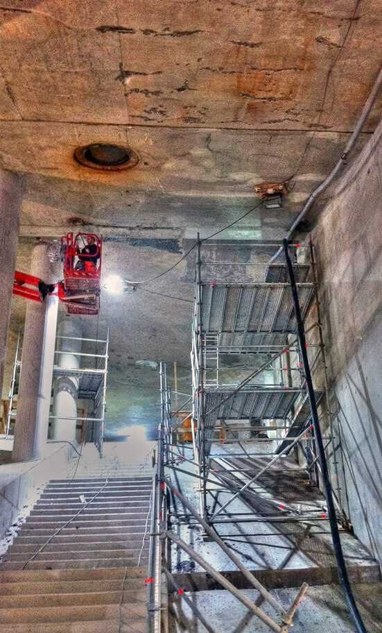 In dieser 4 Meter dicken Betondecke wurde ein Beton- verfülltes KG-Rohr mit dem Spül-Fräs-Verfahren rückstands- frei gereinigt. In dieser 4 Meter dicken Betondecke wurde ein Beton- verfülltes KG-Rohr mit dem Spül-Fräs-Verfahren rückstands- frei gereinigt.