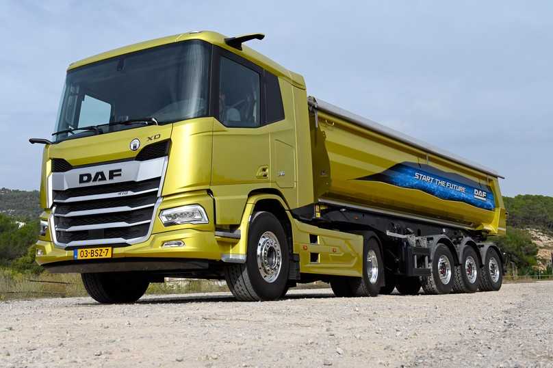 Als Kippsattel mit flacher, langer Sleeper-Cab-Kabine und Spiegelkamera geht der DAF XD äußerst windschnittig auf Tour. | Foto: QUATEX Als Kippsattel mit flacher, langer Sleeper-Cab-Kabine und Spiegelkamera geht der DAF XD äußerst windschnittig auf Tour. | Foto: QUATEX