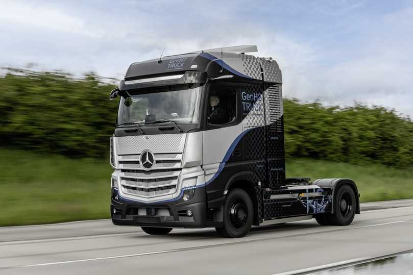 Wegen des Kühlturms hinter der Kabine wächst der Radstand beim GenH2 Truck und damit auch die Gesamtlänge der Sattelzugmaschine. | Foto: Daimler Trucks and Buses Communi Wegen des Kühlturms hinter der Kabine wächst der Radstand beim GenH2 Truck und damit auch die Gesamtlänge der Sattelzugmaschine. | Foto: Daimler Trucks and Buses Communi