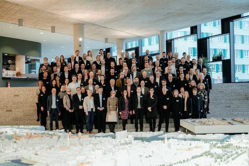 Entwickelten den "Hamburg-Standard" im Konsens: Teilnehmerinnen und Teilnehmer der „Initiative kostenreduziertes Bauen“ | Foto: Lukas Schmidt Entwickelten den "Hamburg-Standard" im Konsens: Teilnehmerinnen und Teilnehmer der „Initiative kostenreduziertes Bauen“ | Foto: Lukas Schmidt
