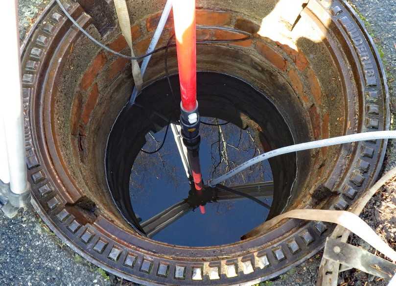 Dichtheitsprüfung des Schachtes nach erfolgter Lineranbindung mit Wasser | Foto: MC-Bauchemie Dichtheitsprüfung des Schachtes nach erfolgter Lineranbindung mit Wasser | Foto: MC-Bauchemie