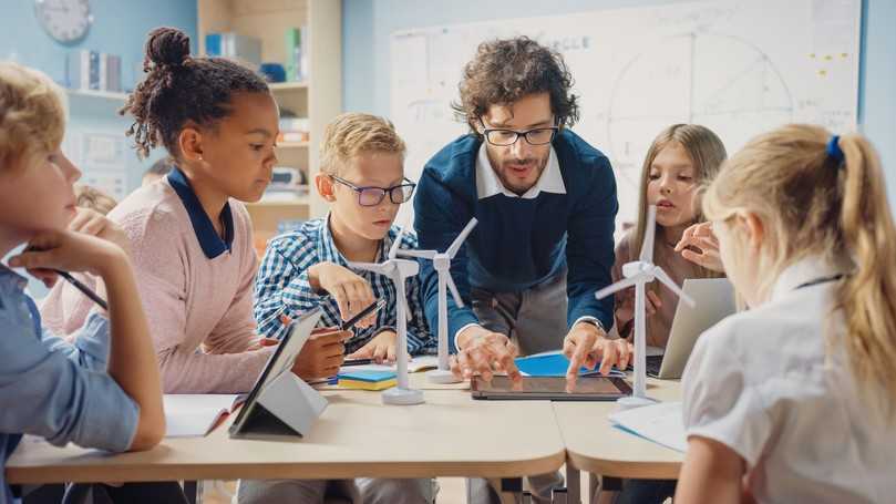 Langfristig sollten sich AEC-Unternehmen und Verbände verstärkt schon um junge Schüler bemühen und ihnen das Ingeniuerwesen näherbringen. | Foto: Bentley Systems/Adobe Stock Langfristig sollten sich AEC-Unternehmen und Verbände verstärkt schon um junge Schüler bemühen und ihnen das Ingeniuerwesen näherbringen. | Foto: Bentley Systems/Adobe Stock