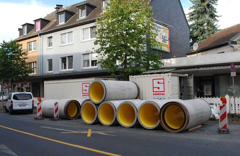 Bei diesen neu angelieferten Rohren ist der schwarze Connector in der Rohrmuffe bereits werkseitig vormontiert. | Foto: B_I/zu Eulenburg Bei diesen neu angelieferten Rohren ist der schwarze Connector in der Rohrmuffe bereits werkseitig vormontiert. | Foto: B_I/zu Eulenburg