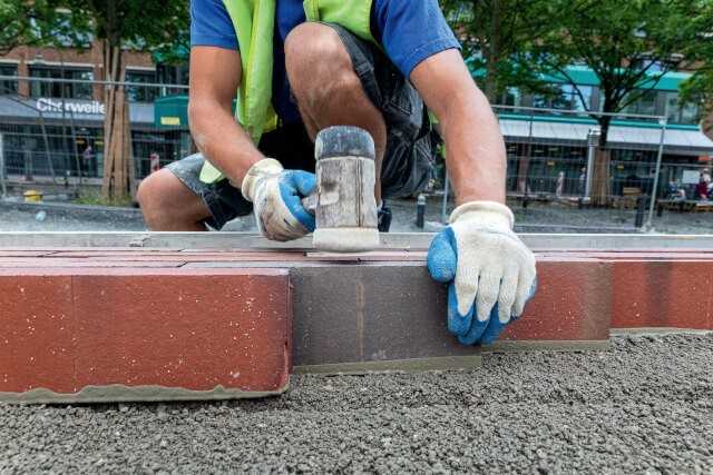 Die Fläche des Fontänenfeldes wurde in gebundener Bauweise ausgeführt, bei der die Pflasterklinker erst vorgenässt und mit einem Haftgrund versehen und dann in ein dränfähiges Mörtelbett versetzt werden. Die Fläche des Fontänenfeldes wurde in gebundener Bauweise ausgeführt, bei der die Pflasterklinker erst vorgenässt und mit einem Haftgrund versehen und dann in ein dränfähiges Mörtelbett versetzt werden.