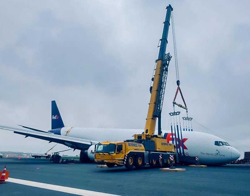 Spektakuläre Rettungsaktion in Istanbul: Der Kran sorgte dafür, dass die Boeing 767 wieder in die Waagerechte kam. | Foto: Manitowoc Spektakuläre Rettungsaktion in Istanbul: Der Kran sorgte dafür, dass die Boeing 767 wieder in die Waagerechte kam. | Foto: Manitowoc