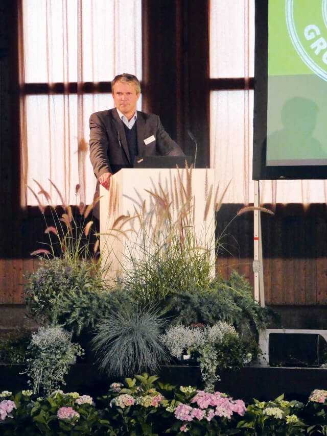 Bernhard von Ehren, Chef der traditions- reichen Hamburger Baumschule Lorenz von Ehren, begrüßte die rund 300 Gäste in der zum Auditorium umfunktionierten Versandhalle. | Foto: BI/Stoffregen Bernhard von Ehren, Chef der traditions- reichen Hamburger Baumschule Lorenz von Ehren, begrüßte die rund 300 Gäste in der zum Auditorium umfunktionierten Versandhalle. | Foto: BI/Stoffregen