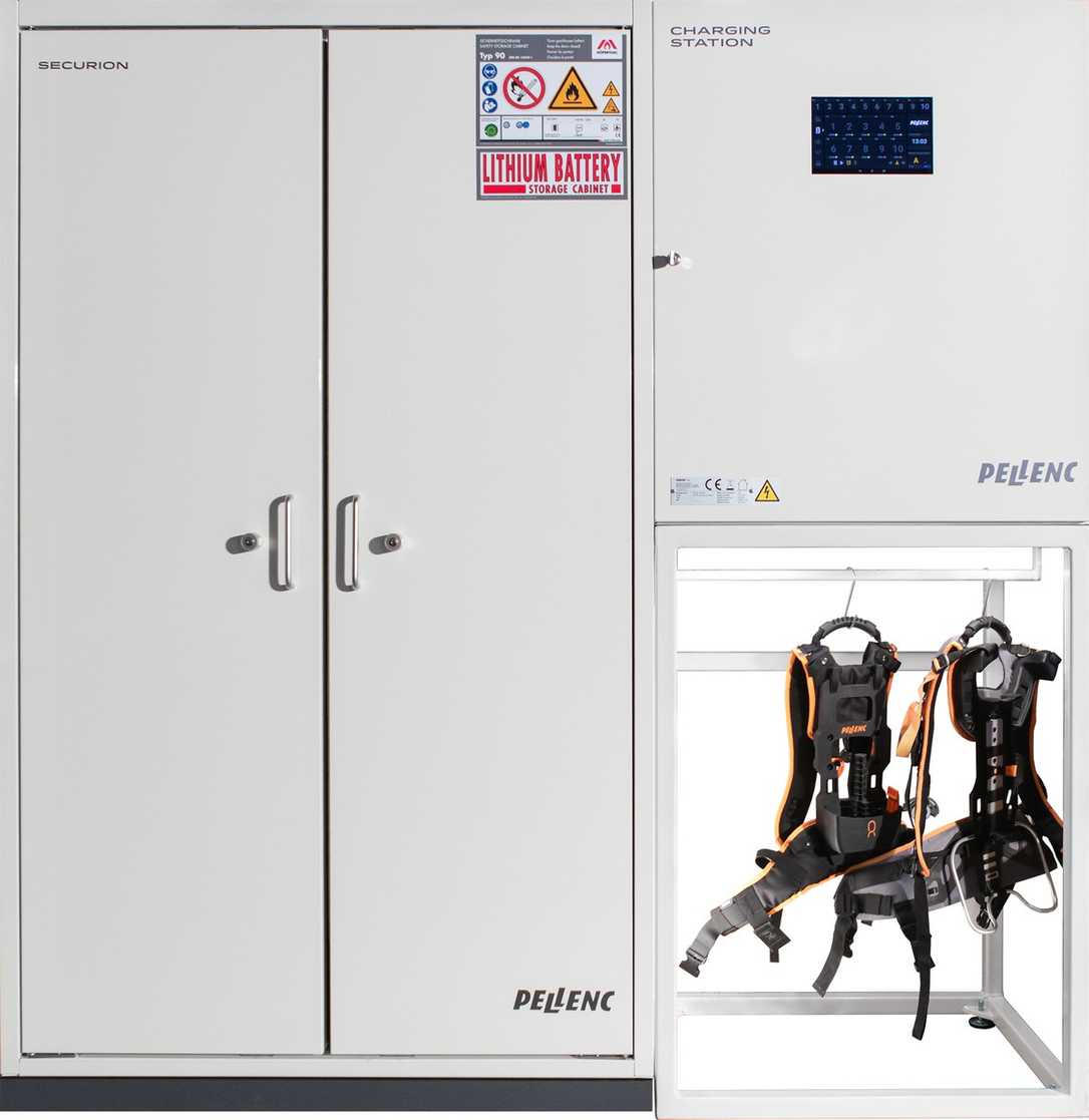 Plug-&-Play-Laden: Pellenc Sicherheitsschrank mit Charging-Station Plug-&-Play-Laden: Pellenc Sicherheitsschrank mit Charging-Station