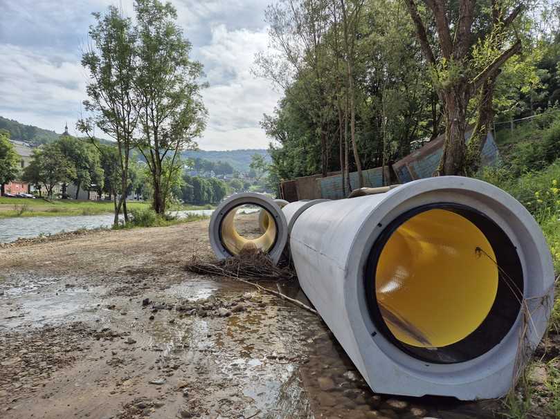 Verlegt werden Perfect Pipe Stahlbetonrohre mit Fuß und mit PE-Auskleidung. Zu erkennen sind noch die Anzeichen des letzten Hochwassers. | Foto: B_I/zu Eulenburg Verlegt werden Perfect Pipe Stahlbetonrohre mit Fuß und mit PE-Auskleidung. Zu erkennen sind noch die Anzeichen des letzten Hochwassers. | Foto: B_I/zu Eulenburg
