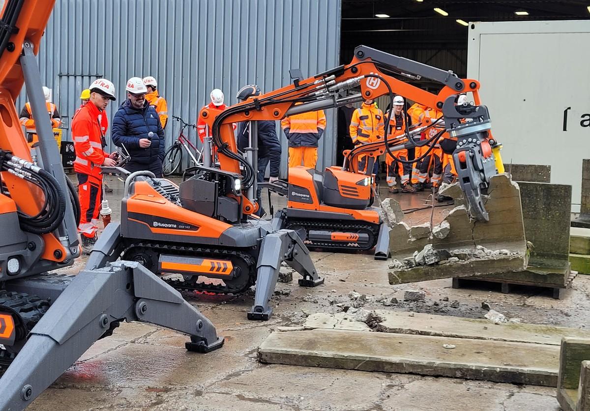 Der DXR 145 in Aktion: Von der Kraft der kompakten Abbruchroboter zeigten die Besucher sich beeindruckt. | Foto: B_I/bb