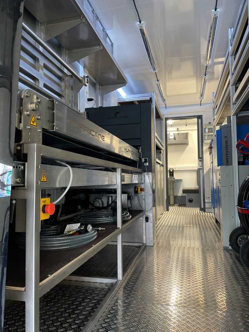 Zur Innenausstattung gehören u.a. eine Hurricane-Kalibriereinheit mit Förderband und ausziehbarer Rollenbahn, eine Inversionstrommel Thunder Drum 600, sowie zukünftig eine Microcure von der IMS Robotics Group. | Foto: IMS Robotics Zur Innenausstattung gehören u.a. eine Hurricane-Kalibriereinheit mit Förderband und ausziehbarer Rollenbahn, eine Inversionstrommel Thunder Drum 600, sowie zukünftig eine Microcure von der IMS Robotics Group. | Foto: IMS Robotics