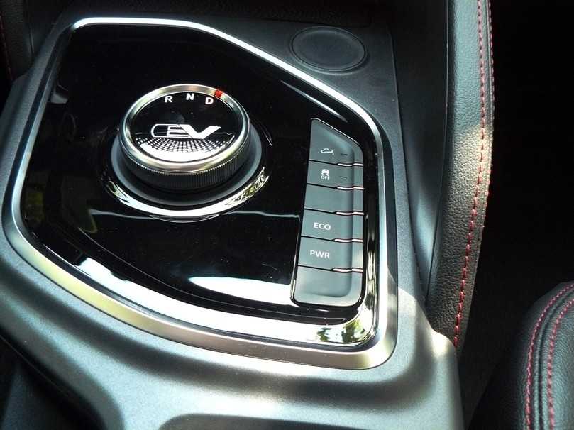 Schnell geschaltet: Drehregler für die Fahrtrichtung, Tasten für die Fahrmodi. | Foto: Randolf Unruh, Maxus Schnell geschaltet: Drehregler für die Fahrtrichtung, Tasten für die Fahrmodi. | Foto: Randolf Unruh, Maxus