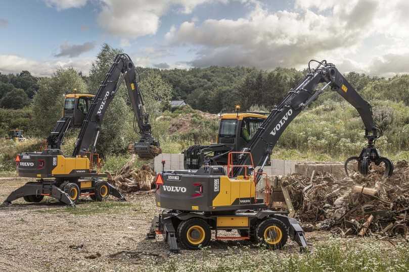 Die Volvo-Umschlagmaschinen EW200E (vorn) und EW240E "Material Handler" zielen auf Unternehmen im Recycling und Materialumschlag. | Foto: Volvo CE Die Volvo-Umschlagmaschinen EW200E (vorn) und EW240E "Material Handler" zielen auf Unternehmen im Recycling und Materialumschlag. | Foto: Volvo CE