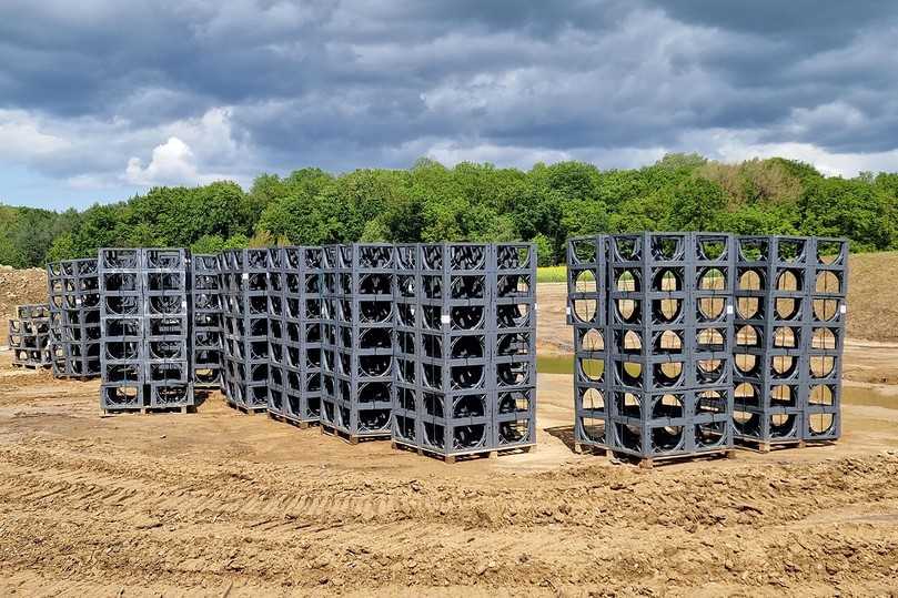Aufgrund des hohen Grundwasserstandes wurde die nur 33 cm hohe D-Raintank 3000 smallbox eingesetzt. Genau wie die Standardausführung der D-Raintank 3000-Elemente verfügt auch die flachere smallbox-Version laut Hersteller über eine Speicherfähigkeit von nahezu 97 %. | Foto: Funke Kunststoffe Aufgrund des hohen Grundwasserstandes wurde die nur 33 cm hohe D-Raintank 3000 smallbox eingesetzt. Genau wie die Standardausführung der D-Raintank 3000-Elemente verfügt auch die flachere smallbox-Version laut Hersteller über eine Speicherfähigkeit von nahezu 97 %. | Foto: Funke Kunststoffe