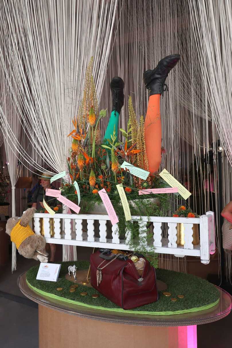 Ups, Pippi Langstrumpf kopfüber in einem Blumenarrangement? Das gibt es auf der Landesgartenschau in Wangen zu sehen. | Foto: sum Ups, Pippi Langstrumpf kopfüber in einem Blumenarrangement? Das gibt es auf der Landesgartenschau in Wangen zu sehen. | Foto: sum