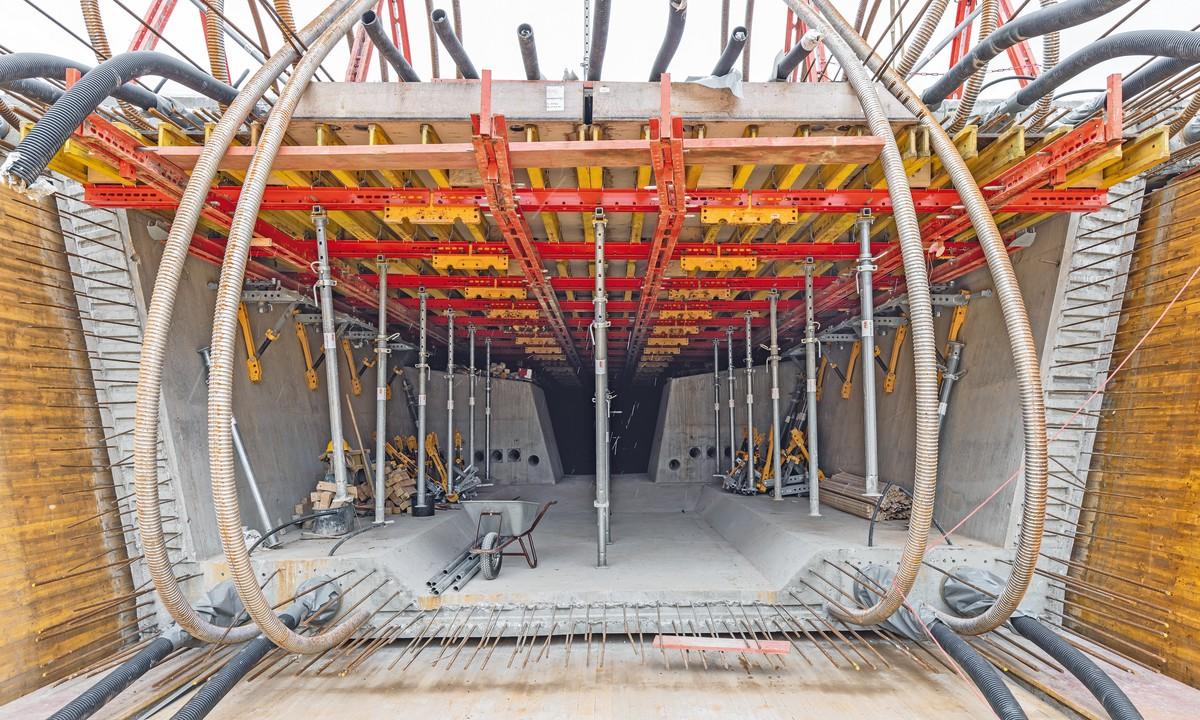 Für die nachfolgende Herstellung der Trogdecke sorgt die Deckenschalungseinheit mit Schubladenprinzip. | Foto: PERI Deutschland Für die nachfolgende Herstellung der Trogdecke sorgt die Deckenschalungseinheit mit Schubladenprinzip. | Foto: PERI Deutschland