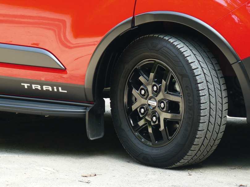Der Ford Transit Custom Trail bringt in unserem Test bringt reichlich Schmuck mit, Grill, Trittbretter und Dachreling. Augenfällig sind unter anderem die schwarzen Aluminiumräder. | Foto: Ford-Werke GmbH Der Ford Transit Custom Trail bringt in unserem Test bringt reichlich Schmuck mit, Grill, Trittbretter und Dachreling. Augenfällig sind unter anderem die schwarzen Aluminiumräder. | Foto: Ford-Werke GmbH
