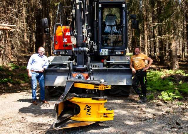 Tobias Stargardt und Michael Kalinowski sind sichtlich mit dem Big Foot zufrieden. Für zukünftige Einsätze mit der Baumschere wird noch ein Kabinenschutzgitter für das Dach und die Frontscheibe verbaut. | Foto: Atlas Tobias Stargardt und Michael Kalinowski sind sichtlich mit dem Big Foot zufrieden. Für zukünftige Einsätze mit der Baumschere wird noch ein Kabinenschutzgitter für das Dach und die Frontscheibe verbaut. | Foto: Atlas