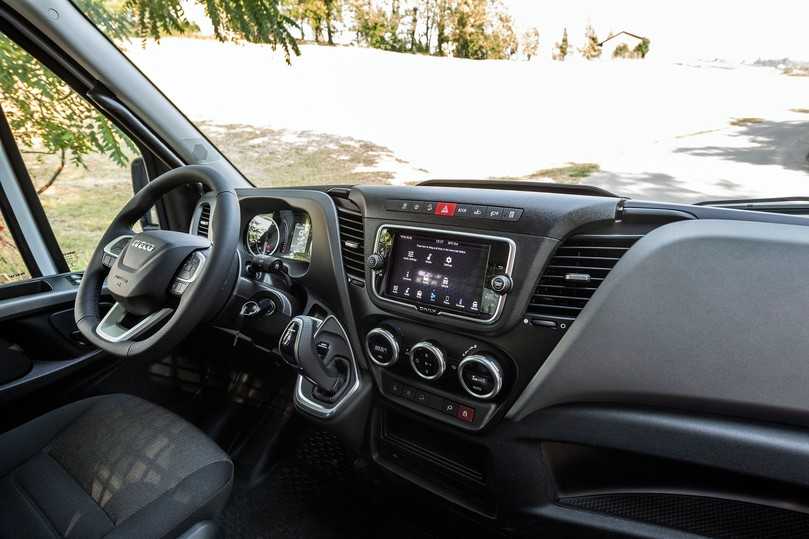 Cockpit fast wie vom Automatik-Daily gewohnt. Wahl von Fahrtrichtung und Rekuperation per Wählhebel. Zusatztaste für die Leistungsstufe. | Foto: Iveco, Randolf Unruh Cockpit fast wie vom Automatik-Daily gewohnt. Wahl von Fahrtrichtung und Rekuperation per Wählhebel. Zusatztaste für die Leistungsstufe. | Foto: Iveco, Randolf Unruh