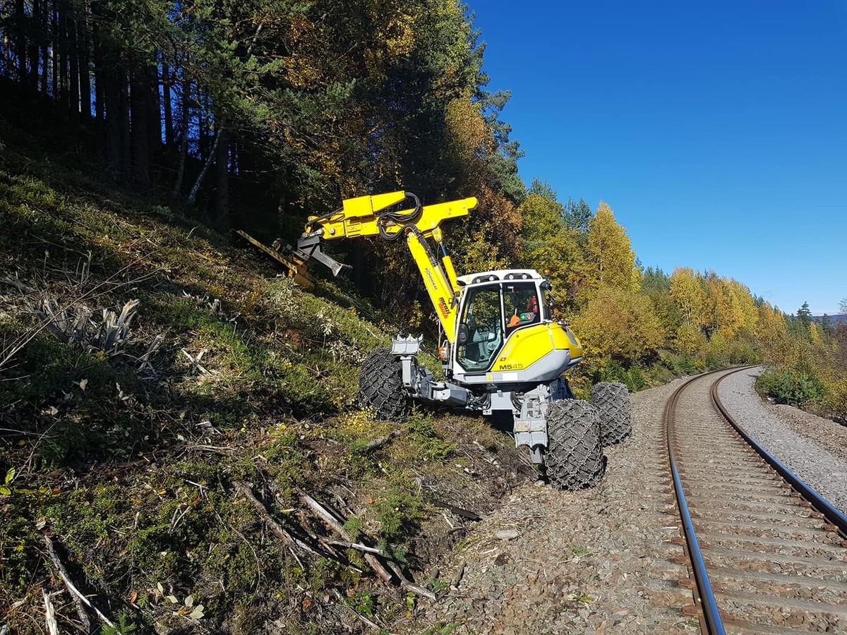 Der M545x wird weltweit häufig in der extensiven Landschaftspflege entlang von Straßen, Gleisen und Flussläufen eingesetzt, weil er den Verkehrsfluss nicht einschränkt. | Foto: Menzi Muck AG Der M545x wird weltweit häufig in der extensiven Landschaftspflege entlang von Straßen, Gleisen und Flussläufen eingesetzt, weil er den Verkehrsfluss nicht einschränkt. | Foto: Menzi Muck AG
