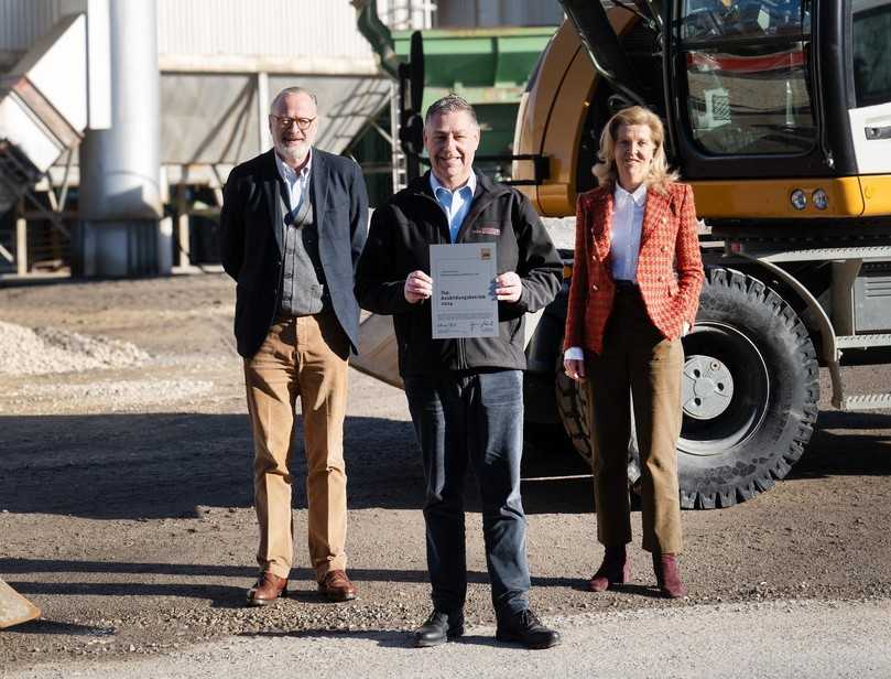 Freuen sich über die neue Anerkennung als TOP JOB-Ausbildungsbetrieb (v.l.): gf.Ges. Georg Graf Kesselstatt, Ausbildungsleiter Herbert Aggeler und Susanne Gräfin Kesselstatt, geschäftsführende
Gesellschafterin | Foto: Storz Freuen sich über die neue Anerkennung als TOP JOB-Ausbildungsbetrieb (v.l.): gf.Ges. Georg Graf Kesselstatt, Ausbildungsleiter Herbert Aggeler und Susanne Gräfin Kesselstatt, geschäftsführende
Gesellschafterin | Foto: Storz