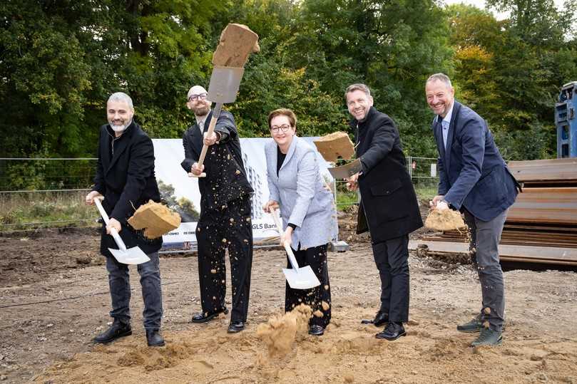 Spatenstich für die Woodscraper (v.l.): Jörg Finkbeiner, Partner und Partner Architektur, Sven Schmittbüttner, Krebs Projektentwicklung, Klara Geywitz, Bundesministerin für Wohnen, Stadtentwicklung und Bauwesen, Dennis Weilmann, Oberbürgermeister der Stadt Wolfsburg, Dirk Kannacher, GLS Bank. | Foto: GLS Bank/Martin Steffen Spatenstich für die Woodscraper (v.l.): Jörg Finkbeiner, Partner und Partner Architektur, Sven Schmittbüttner, Krebs Projektentwicklung, Klara Geywitz, Bundesministerin für Wohnen, Stadtentwicklung und Bauwesen, Dennis Weilmann, Oberbürgermeister der Stadt Wolfsburg, Dirk Kannacher, GLS Bank. | Foto: GLS Bank/Martin Steffen