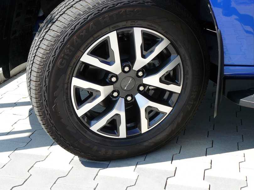 Auf den Reifen steht 4x4, doch beim Antrieb belässt es der Maxus bei 4x2. | Foto: Randolf Unruh, Maxus Auf den Reifen steht 4x4, doch beim Antrieb belässt es der Maxus bei 4x2. | Foto: Randolf Unruh, Maxus