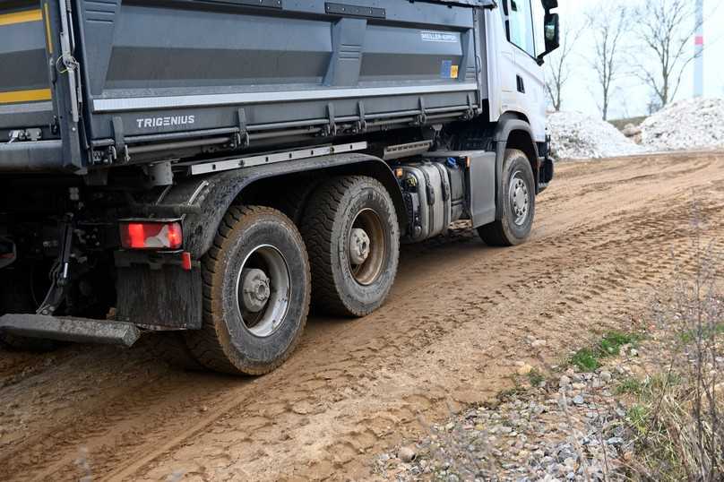 Hohe Motorleistung, flinke Getriebeschaltungen und passende Übersetzung an den Rädern lassen den Scania überall durchkommen. | Foto: QUATEX Hohe Motorleistung, flinke Getriebeschaltungen und passende Übersetzung an den Rädern lassen den Scania überall durchkommen. | Foto: QUATEX