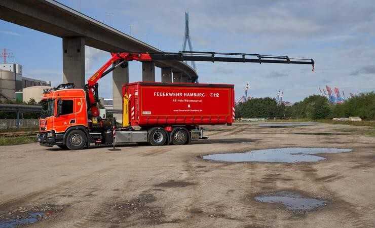 Nur einer der Scania hat zusätzlich den Palfinger-Ladekran PK 18502 SH mit 16,9 m Reichweite bekommen. Nur einer der Scania hat zusätzlich den Palfinger-Ladekran PK 18502 SH mit 16,9 m Reichweite bekommen.