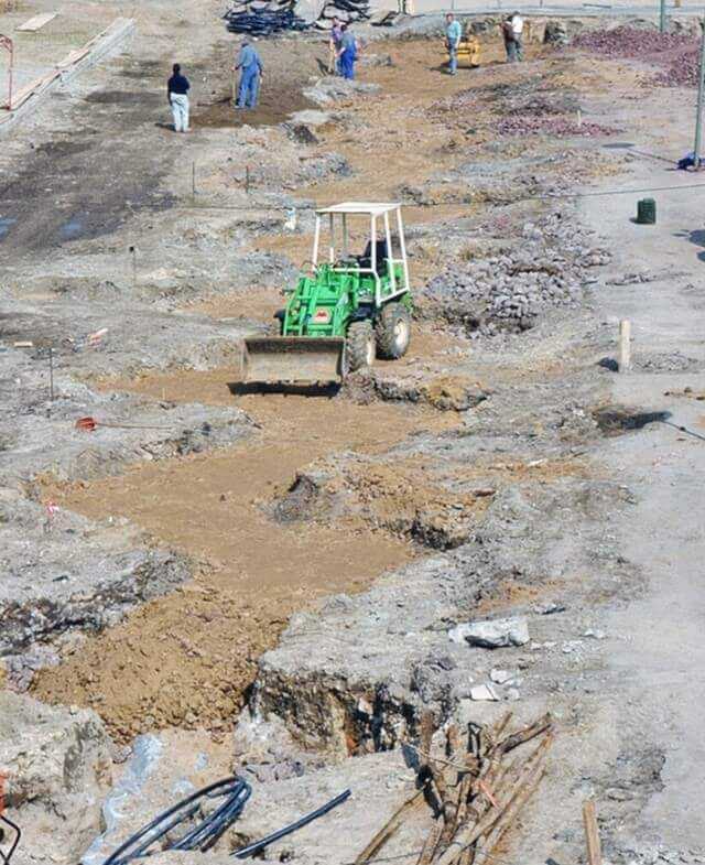 Blick auf den mäandrierenden Wurzelraum auf der „Großen Domsfreiheit“, während der Baumaßnahme. Blick auf den mäandrierenden Wurzelraum auf der „Großen Domsfreiheit“, während der Baumaßnahme.