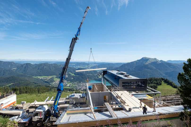 49 Meter Hubhöhe sind drin: Der Palfinger PK 200002 L SH von Taurus Kran & Transport im oberösterreichischen Munderfing hilft beim Bau der neuen Bergstation der Zwölferhornbahn. | Foto: Palfinger 49 Meter Hubhöhe sind drin: Der Palfinger PK 200002 L SH von Taurus Kran & Transport im oberösterreichischen Munderfing hilft beim Bau der neuen Bergstation der Zwölferhornbahn. | Foto: Palfinger