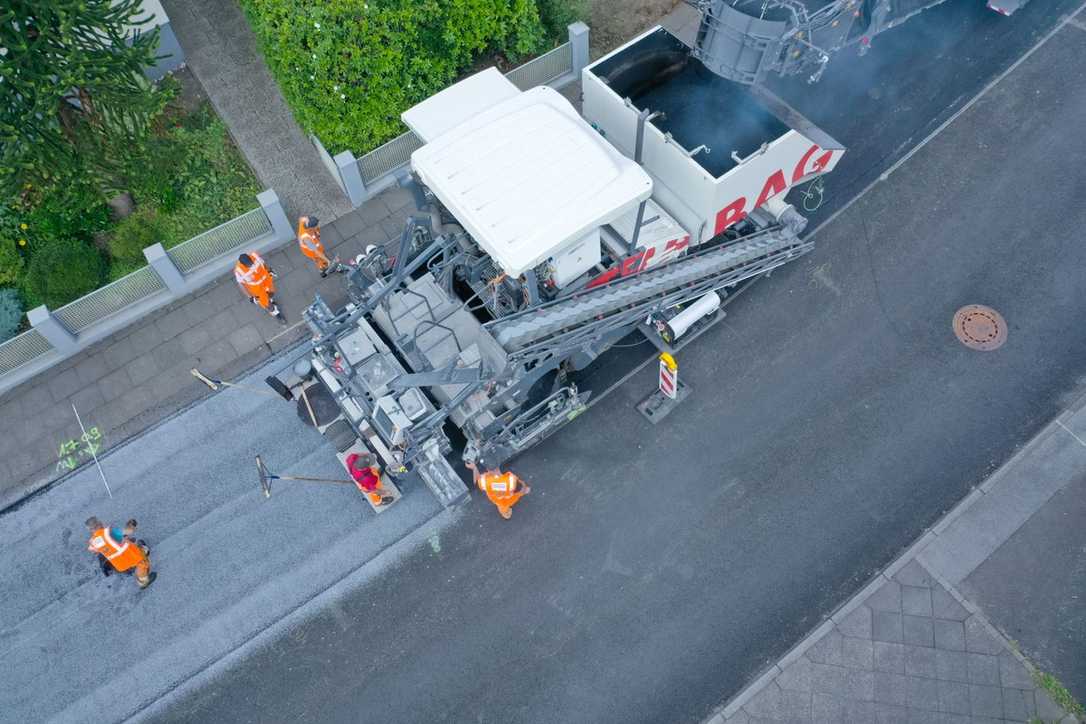 Strabag baut schadstoff- und lärmmindernde Asphaltdeckschicht in Wuppertal ein. Strabag baut schadstoff- und lärmmindernde Asphaltdeckschicht in Wuppertal ein.