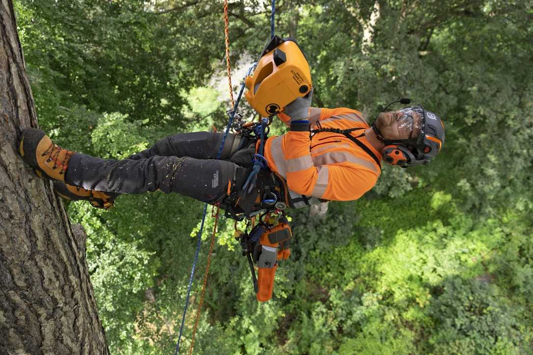 Husqvarna Power Ascender: Neuer Akkulift für Baumpfleger Husqvarna Power Ascender: Neuer Akkulift für Baumpfleger
